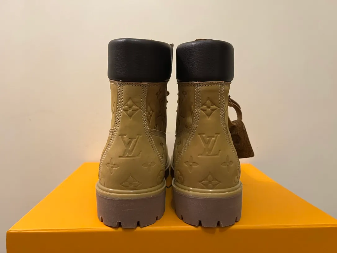 👟👟Ex-factory price 680👟👟 Men's size +10 LV x Timberland Louis Vuitton "Luxury Western" has been initially constructed, and the last link is the "shoes" that can make the style complete and communicative, so the "Shoe King of the Year" came into being. A major collaboration of the season, in a short video of only a few seconds, Fei Dong lifted the legs of his jeans to reveal a pair of classic Timberland rhubarb boots with the LV logo printed on the tongue. He then folded the tongue to reveal the Monogram logo printed on the inside. Size: 35-46